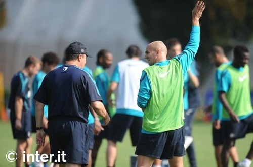 Cambiasso hands up