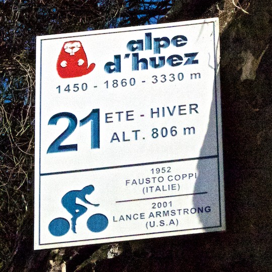 Vsak ovinek na Alpe d`Huez je opremljen s takšnimi tablami.