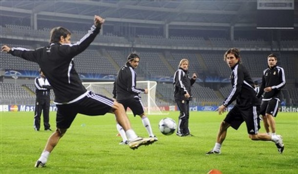 Real Madrid\'s Ruud Van Nistelrooy, left, Ruben de la Red, second from left, coach Bernd Schuster, center, Sergio Ramos, second from right, and Javi Garcia, right, perform a drill at a training session, ahead of Tuesday\'s Champions League soccer match against Juventus, at the Turin Olympic stadium, Italy, Monday, Oct. 20, 2008. (AP Photo/Massimo Pinca)